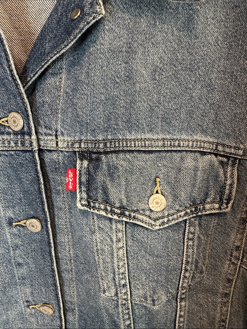 NWOT Levi's Women's Light Blue Denim Trucker Jacket - Picture 2 of 6
